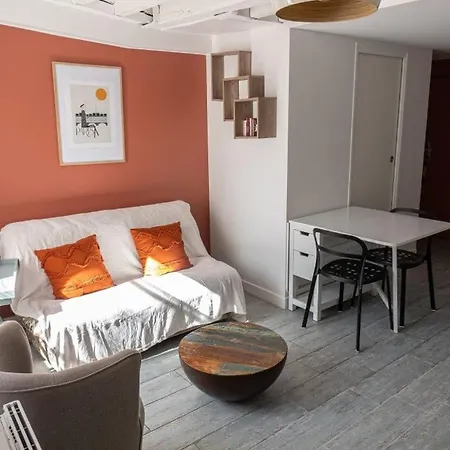 Cozy In Le Marais شقة
